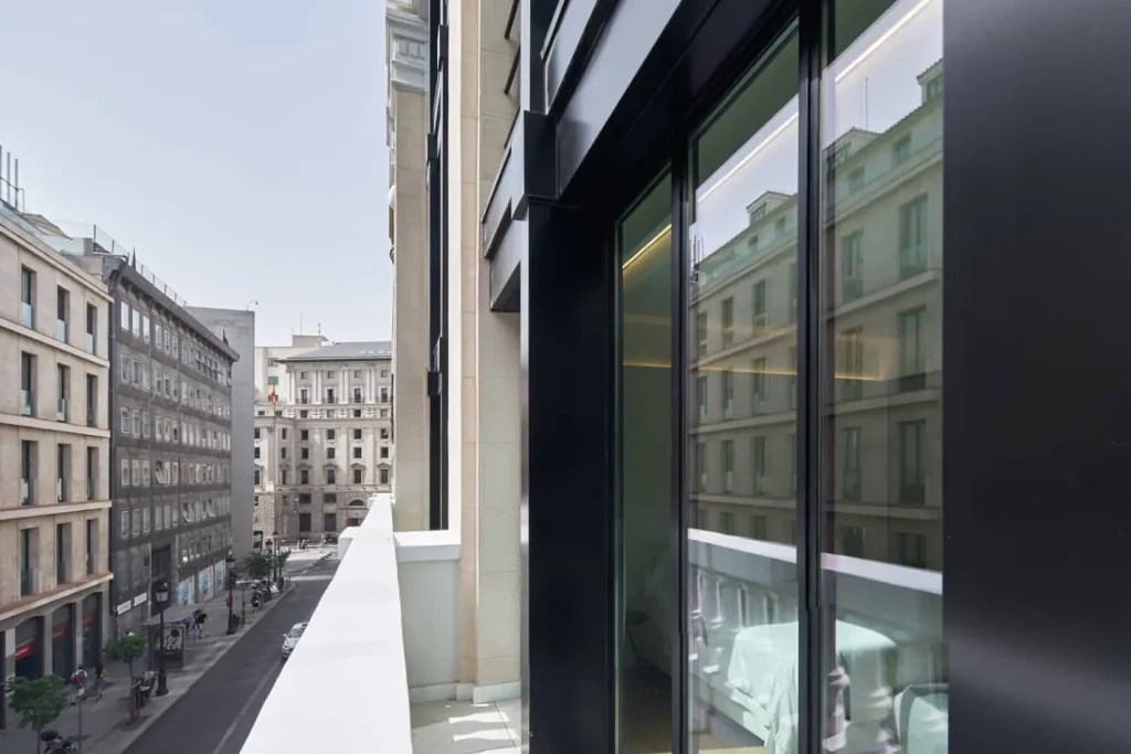 Edificio con ventanas basculantes para un proyecto desarrollado por Jansen