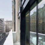 Edificio con ventanas basculantes para un proyecto desarrollado por Jansen