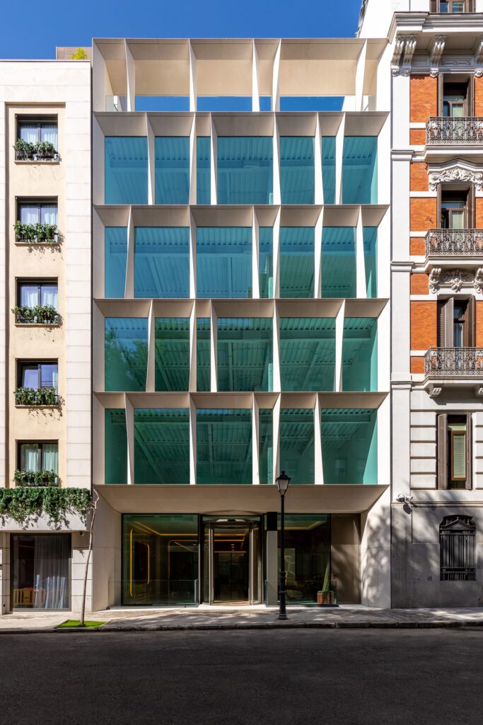 Renovación del edificio Amador de los Ríos con fachada de acero y RPT