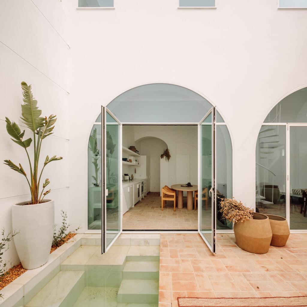 Casa Dois: Renovación con puertas de acero y aislamiento térmico