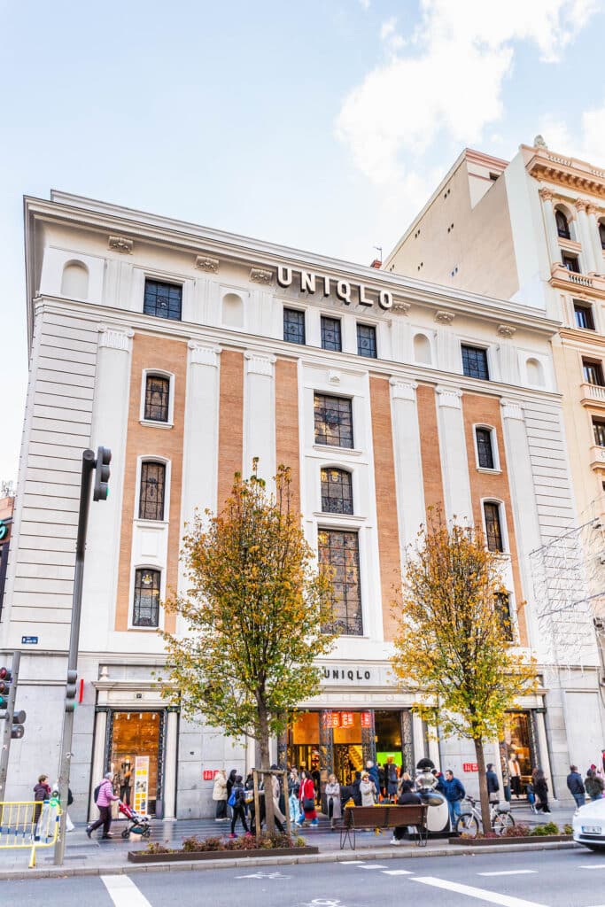 Renovación de Uniqlo Gran Vía con puertas VISS de Jansen